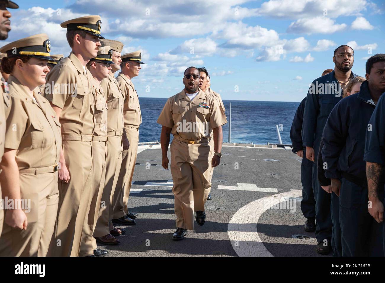 221021-N-LK647-1078 OCÉAN ATLANTIQUE—le chef sélectionnes à bord du croiseur à missiles guidés de classe Ticonderoga USS Normandy (CG 60) approche de l'avant du pont de vol lors de la cérémonie d'épinglage du chef de la petite officier de 2023 alors que la Normandie est en cours dans le cadre du groupe de grève des transporteurs Gerald R. Ford, le 21 octobre 2022. Le premier porte-avions de sa catégorie USS Gerald R. Ford (CVN 78) est en cours de déploiement inaugural, menant des entraînements et des opérations aux côtés des alliés et partenaires de l’OTAN, afin d’améliorer l’intégration pour les opérations futures et de démontrer l’engagement de la Marine américaine en faveur d’une fre pacifique, stable et conflictuelle Banque D'Images