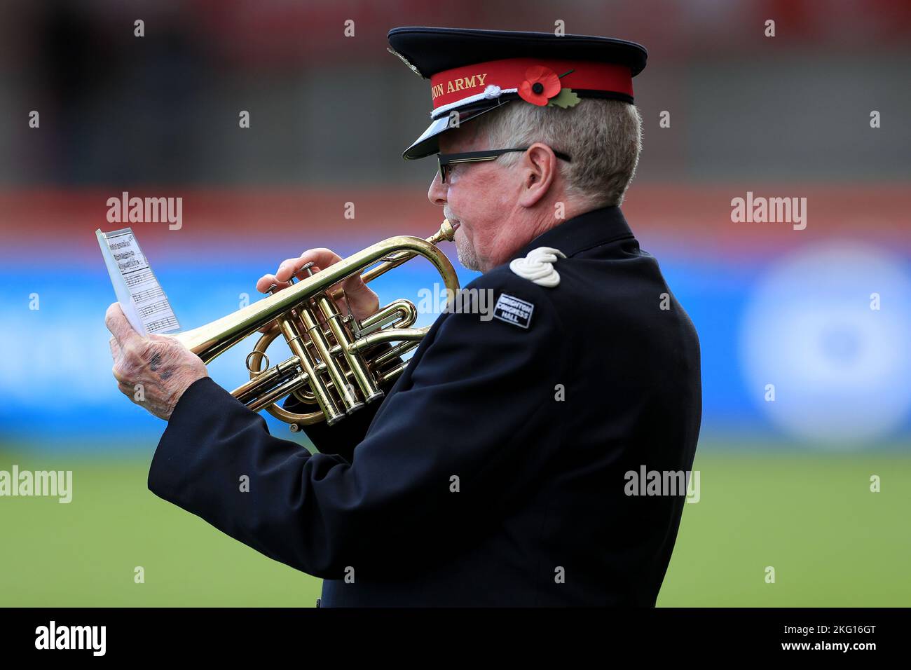 Le bulgiste de l'Armée du Salut joue le dernier Post pour marquer le jour du souvenir lors du match de Super League féminin de Barclays entre Brighton et Albion Hove WOM Banque D'Images