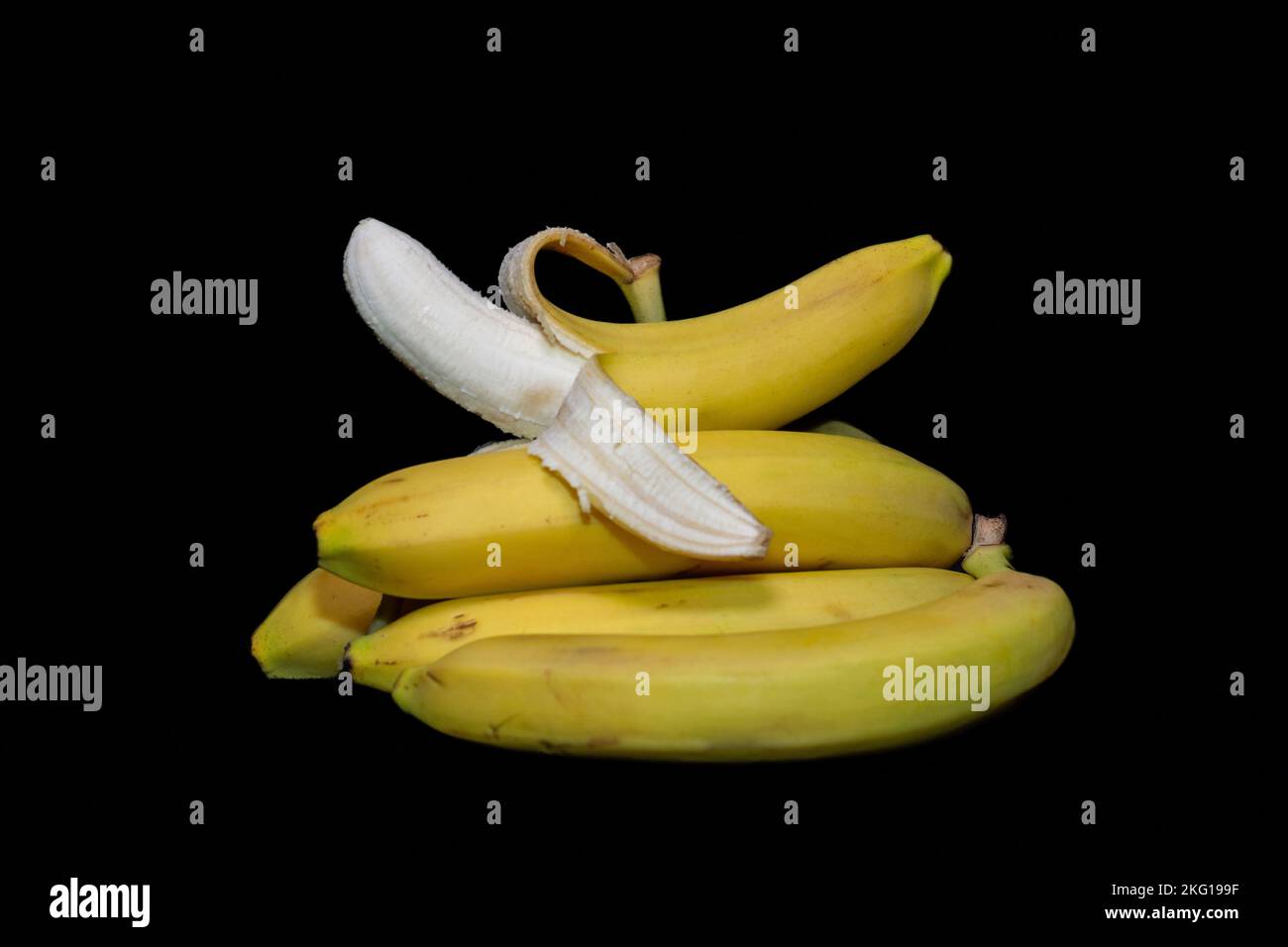 Bananes jaunes sur fond noir. Banque D'Images