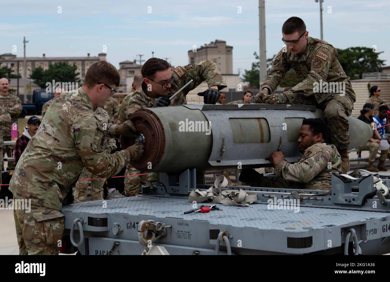 Les membres de l'équipe du 35th Fighter Generation Squadron assemblent une bombe GBU-38 a lors de la compétition d'équipage de charge du quart de 3rd à la base aérienne de Kunsan, République de Corée, le 21 octobre 2022. Outre le chargement de bombes, la compétition de chargement d'armes comprenait également un test écrit ainsi qu'une évaluation de la tenue vestimentaire et de l'apparence. Banque D'Images