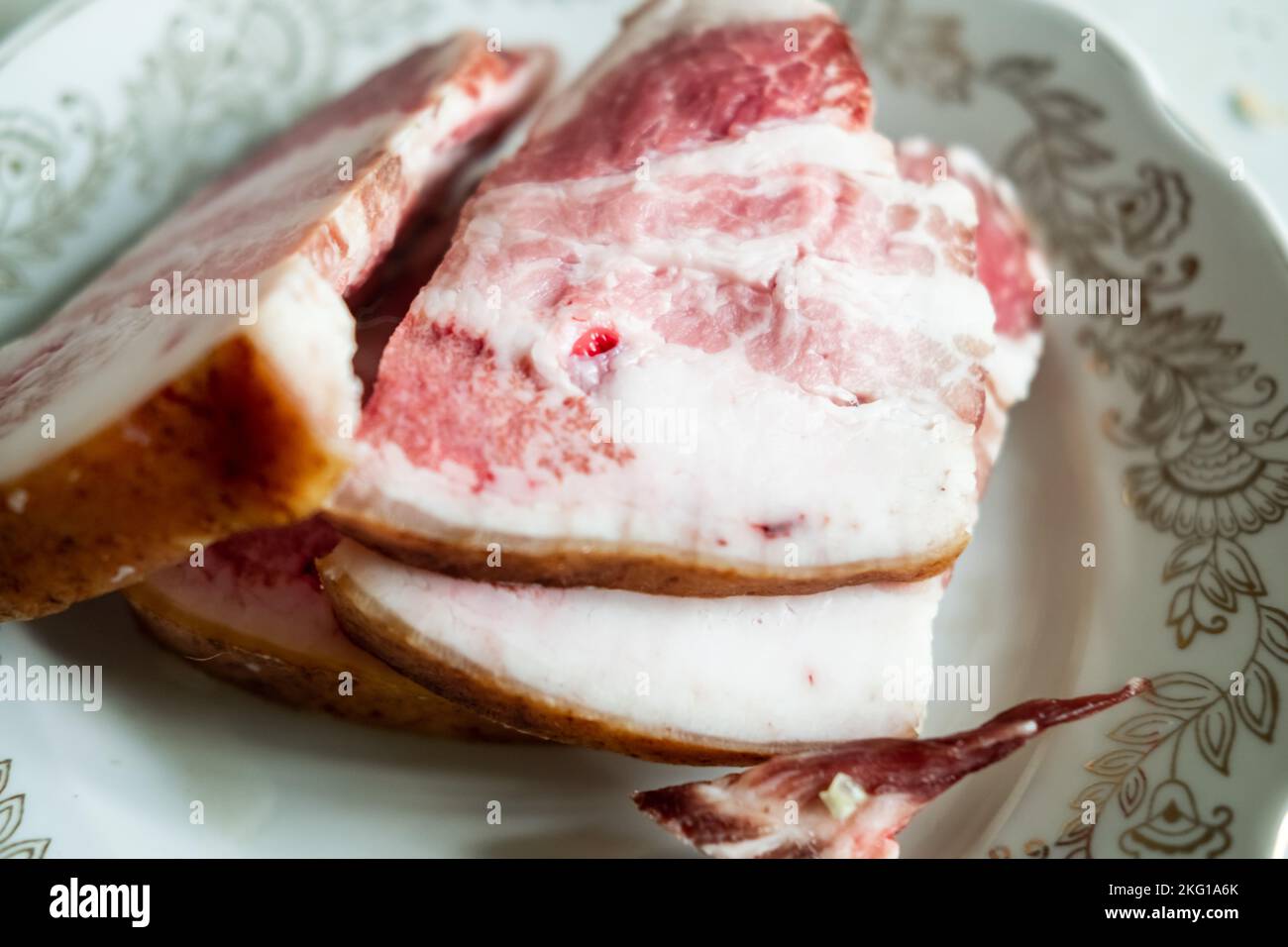 Tranches de bacon sur une assiette. Morceaux de salo avec viande. Banque D'Images
