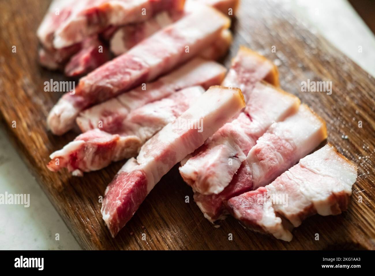 Tranches de bacon sur une planche de bois. Salo à la viande. Banque D'Images