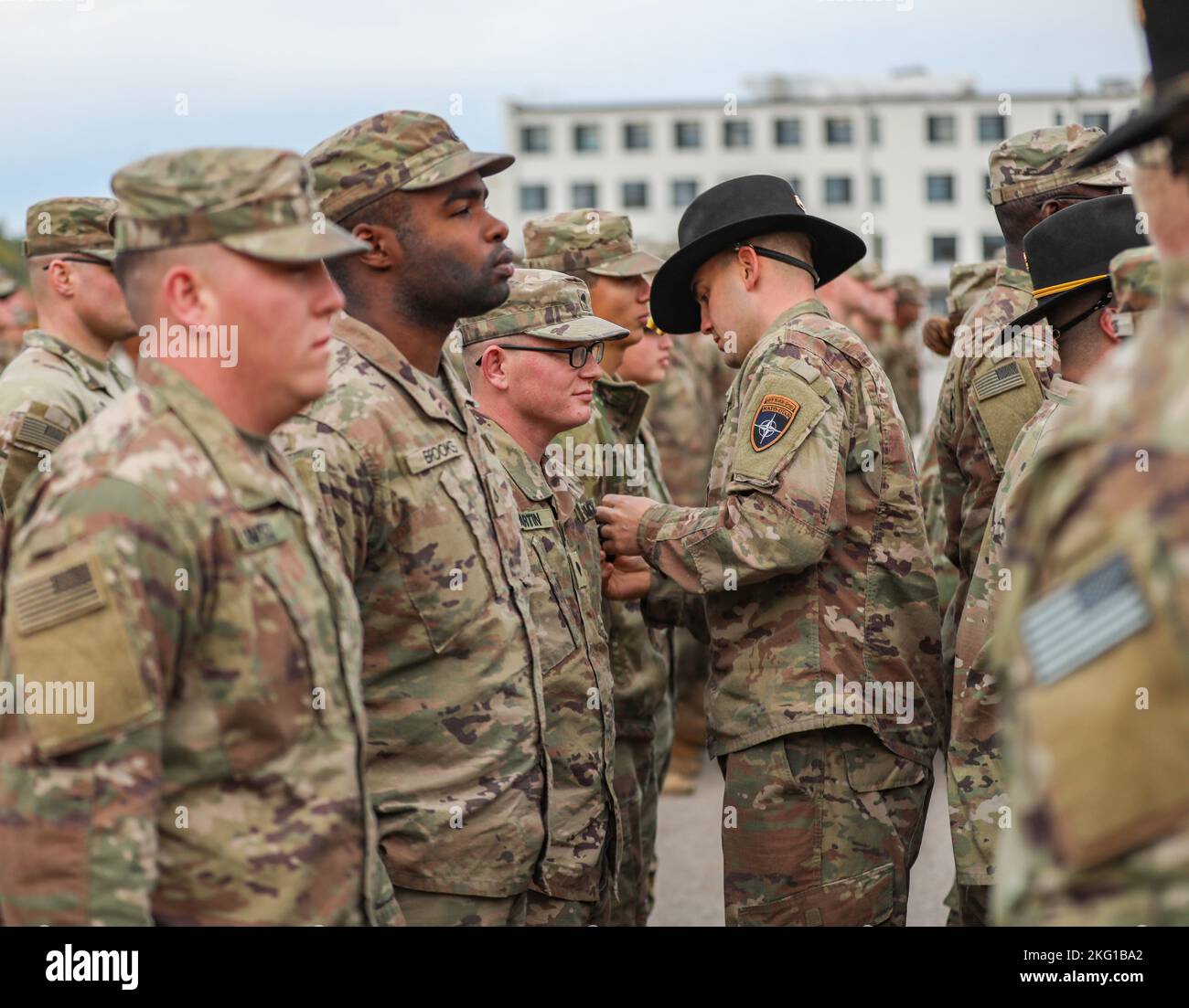Des soldats américains affectés au 3rd Bataillon, 8th Cavalry Regiment, 3rd Armored Brigade combat Team, 1st Cavalry Division (3-1 ABCT) et des membres du groupe de bataille de la présence avancée renforcée de l'OTAN Pologne participent à une cérémonie de l'OTAN où ils remplacent symboliquement le patch de la 1st Cavalry Division porté sur la manche gauche, Avec le patch du groupe de combat de l'OTAN représentant leur engagement envers la mission de l'OTAN à Bemowo Piskie, Pologne, 21 octobre 2022. L'ABCT de 3-1 est parmi les autres unités affectées à la Division d'infanterie de 1st, travaillant fièrement aux côtés des alliés de l'OTAN et des partenaires régionaux de sécurité pour fournir c Banque D'Images