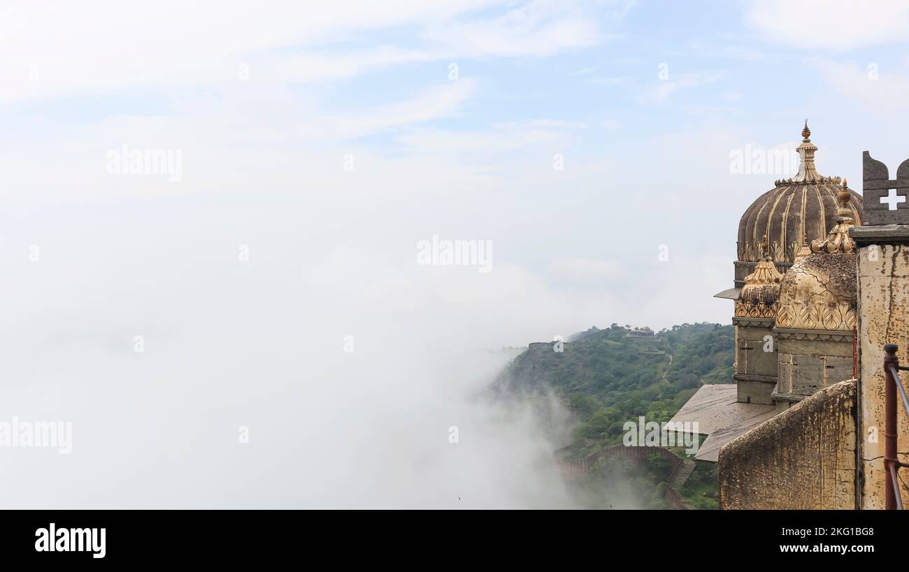 Temps nuageux et forteresse du fort de Kumbhalgarh, Rajasthan, Inde. Banque D'Images