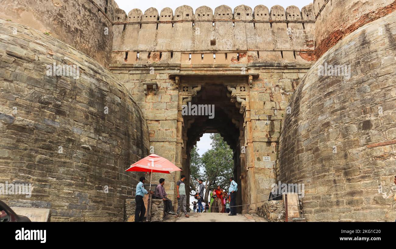 INDE, RAJASTHAN, juillet 2022, Tourist à la porte d'entrée ou RAM Pol du fort de Kumbhalgarh Banque D'Images