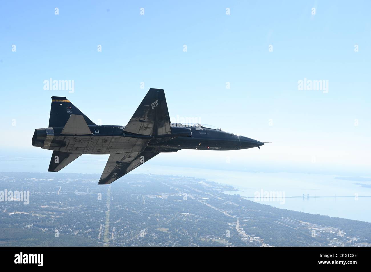 BASE CONJOINTE LANGLEY-EUSTIS, va—Un Talon T-38 du 7th Fighter Training Squadron sort à gauche lors de la commémoration de la bataille d'Angleterre tenue par la 1st Fighter Wing de la base conjointe Langley-Eustis, Virginie, le 21 octobre 2022. La commémoration a consisté en un bref avec un contexte historique, en assignant aux membres de l'équipage des panneaux d'appel liés aux principaux participants à la bataille et aux opérations de vol similaires à l'époque de la bataille. Banque D'Images