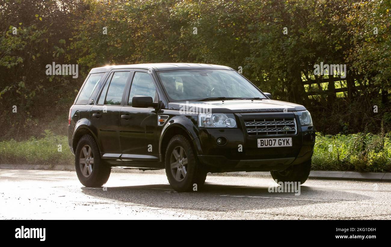 Land Rover Freelander Car Driving Banque De Photographies Et D images land-rover-freelander-car-driving-banque-de-photographies-et-d-images