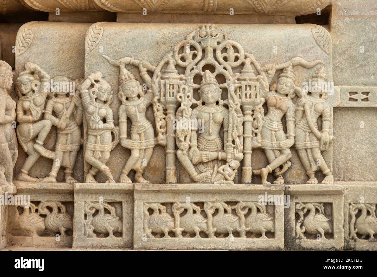 Sculpture sculptée de danseurs sur des piliers en marbre du temple de Ranakpur Jain, Rajasthan, Inde. Temple Ranakpur Jain a 1444 piliers individuellement sculpté et Banque D'Images