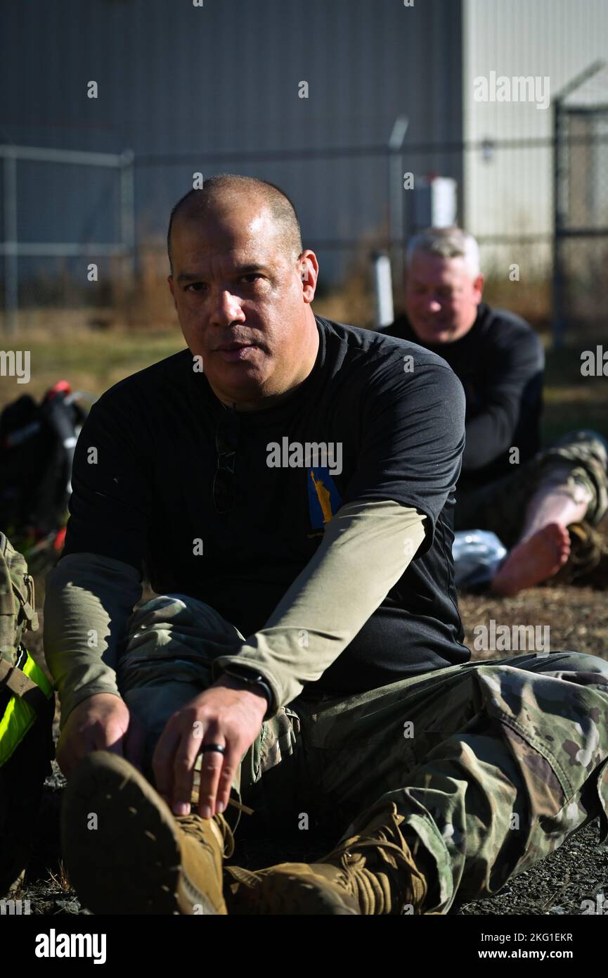 Un soldat de l’armée américaine change ses chaussettes à mi-chemin de l’opération Blind Man’s March on joint base McGuire-dix-Lakehurst, N.J., 22 octobre 2022. Trente-neuf soldats ont participé à la marche de 25 milles de ruck pour donner aux soldats l'occasion de se défier eux-mêmes, de construire la camaraderie dans l'unité, et de stimuler le moral global. La marche a été nommée d'après Jean de Luxembourg qui est mort à la bataille de Crécy en 1346, après avoir été aveugle pendant une décennie. Banque D'Images