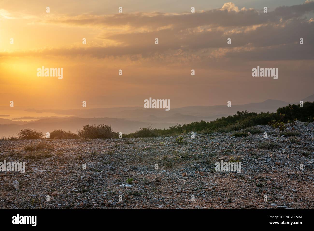 Plaque arrière pour CGI montrant un terrain de stationnement en gravier à un point de vue sur l'île de Corfou pendant un beau lever de soleil Banque D'Images