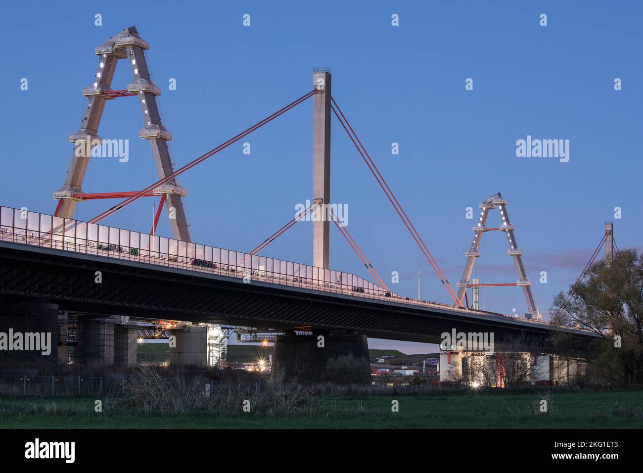 Chantier du nouveau pont du Rhin de l'Autobahn A1 entre Cologne et Leverkusen, l'ancien pont