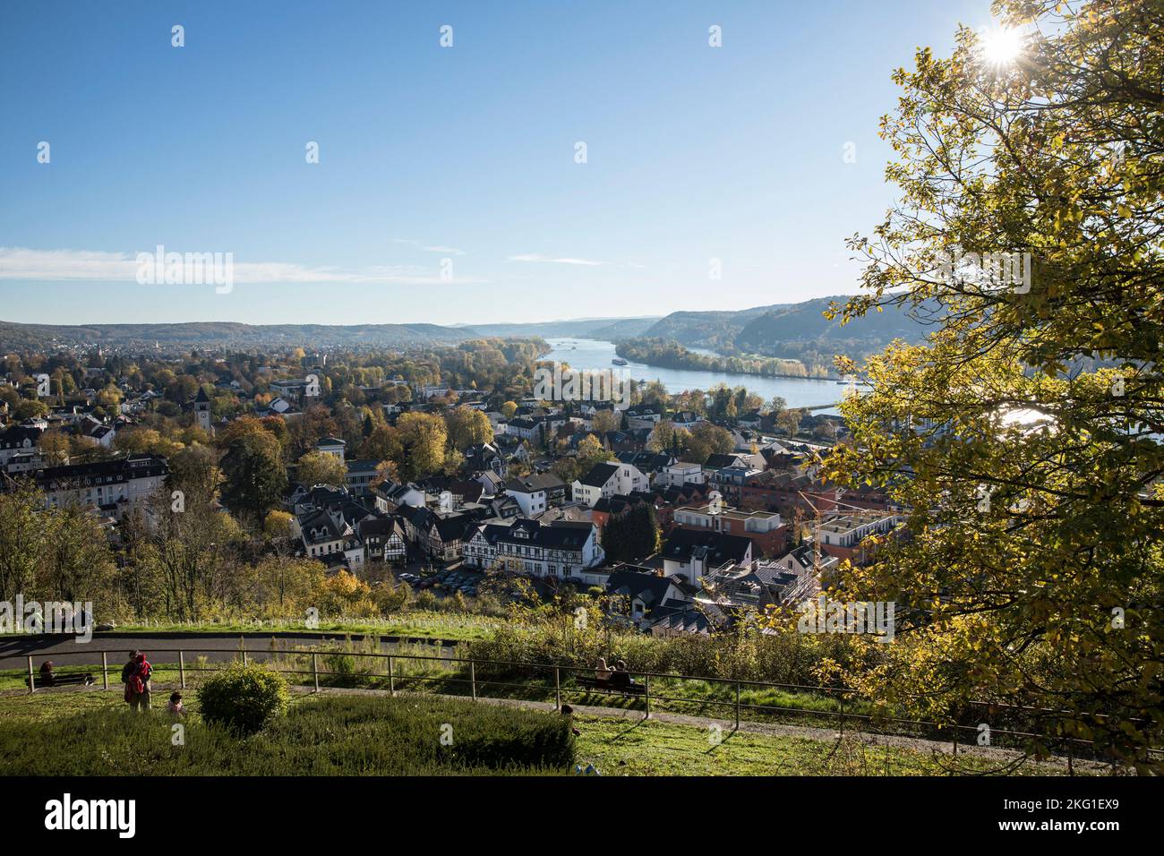 Vue depuis le monument d'Ulan jusqu'à Rhoendorf sur le Rhin, Rhénanie-du-Nord-Westphalie, Allemagne. Blick vom Ulanendenkmal auf Rhoendorf am Rhein, Nordrhei Banque D'Images