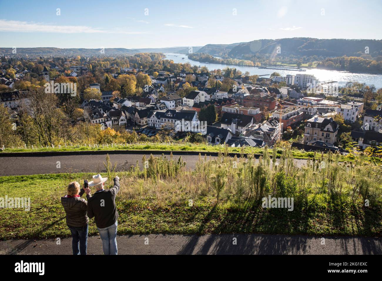 Vue depuis le monument d'Ulan jusqu'à Rhoendorf sur le Rhin, Rhénanie-du-Nord-Westphalie, Allemagne. Blick vom Ulanendenkmal auf Rhoendorf am Rhein, Nordrhei Banque D'Images