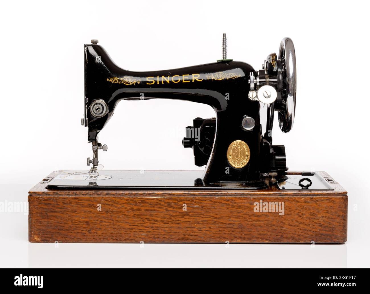 Modèle 99k de machine à coudre de chanteur vintage isolé fabriqué en 1945. Banque D'Images