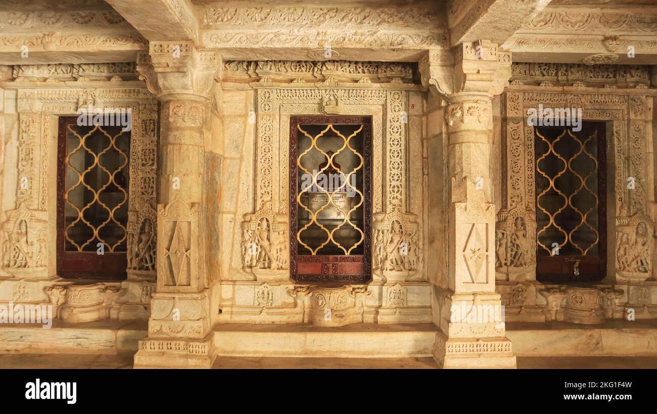 Petits sanctuaires avec l'idole de Tirgrara à l'intérieur du temple de Ranakpur Jain, Rajasthan, Inde. Banque D'Images