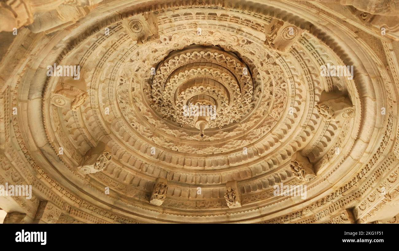 Dôme sculpté de Ranakpur Jain Temple, Rajasthan, Inde. Banque D'Images