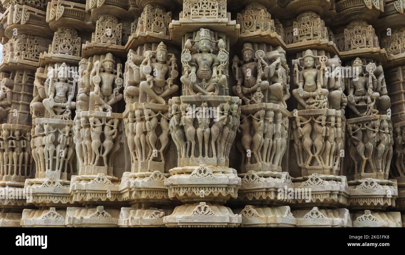 Sculptures de dieux et de déesses sur le Temple du Soleil de Ranakpur ou le Temple de Surya Narayan, Ranakpur, Rajasthan, Inde. Banque D'Images