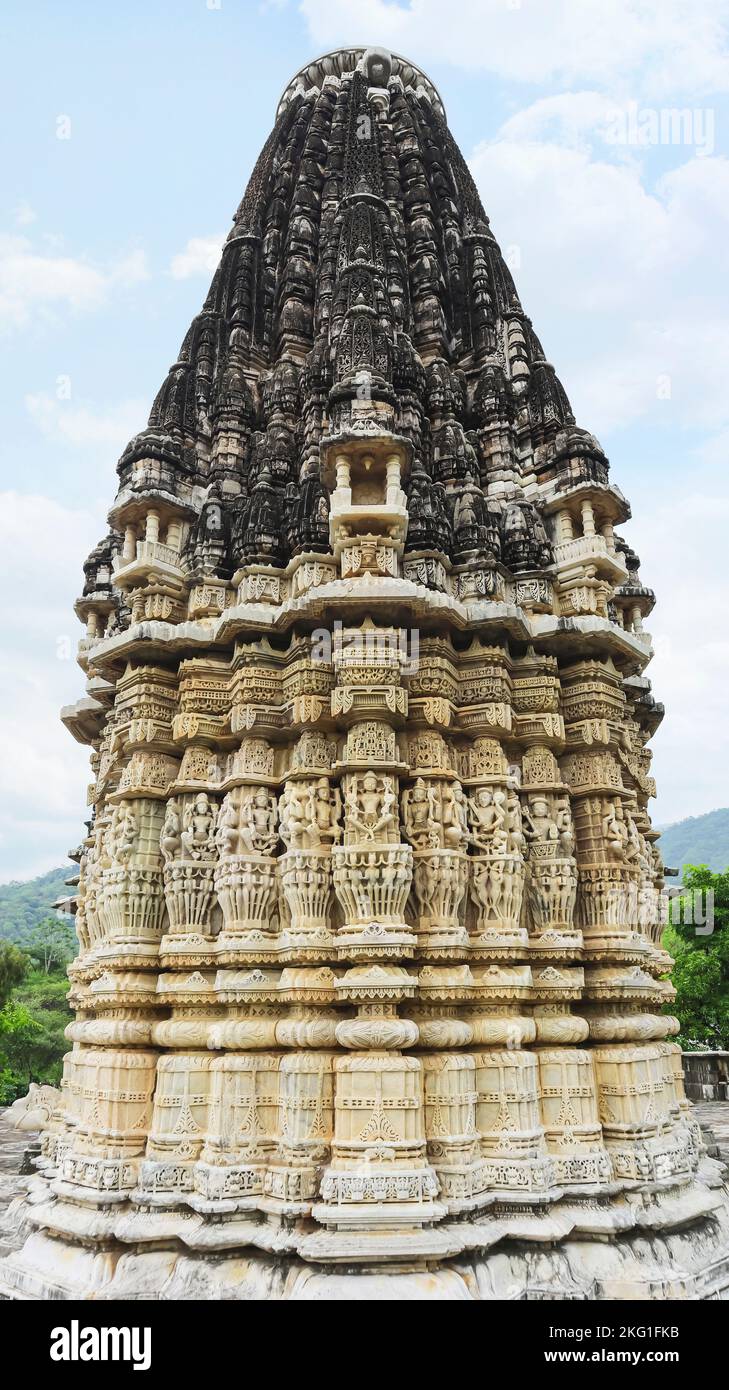 Vue arrière du Temple Ranakpur Sun ou du Temple Surya Narayan, Ranakpur, Rajasthan, Inde. Banque D'Images