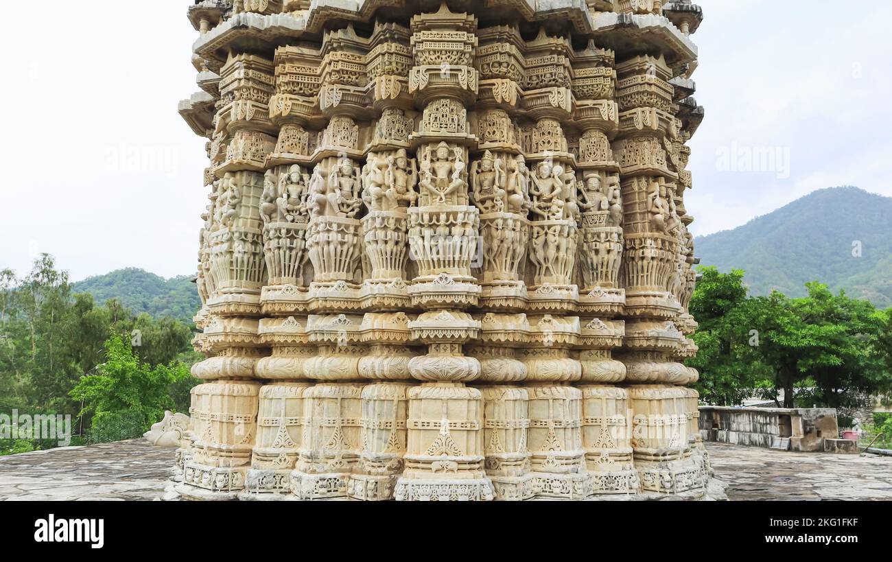 Vue arrière du Temple Ranakpur Sun ou du Temple Surya Narayan, Ranakpur, Rajasthan, Inde. Banque D'Images