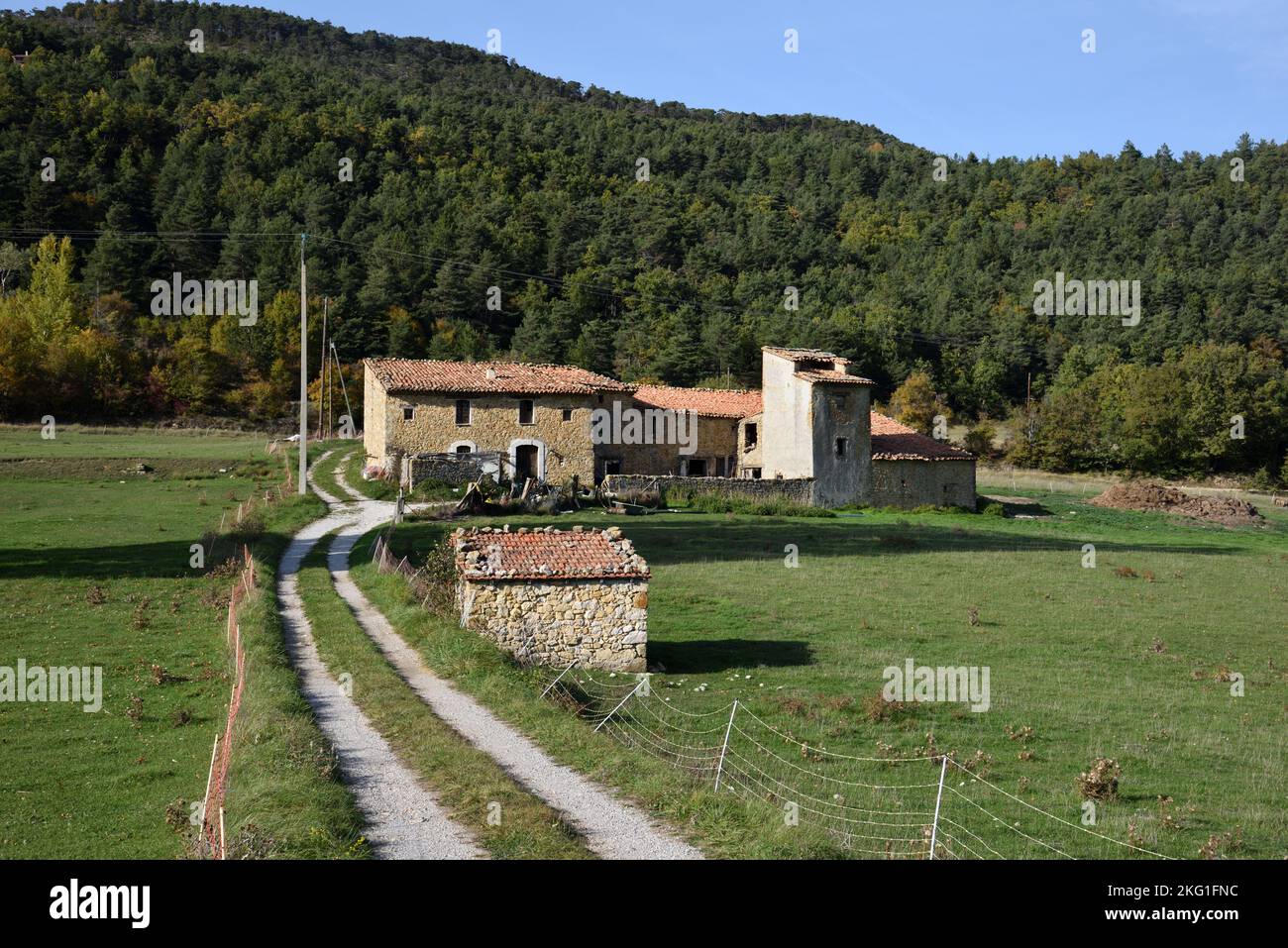 Ferme ou ferme traditionnelle et piste la Palud-sur-Verdon Alpes-de-haute-Provence Banque D'Images