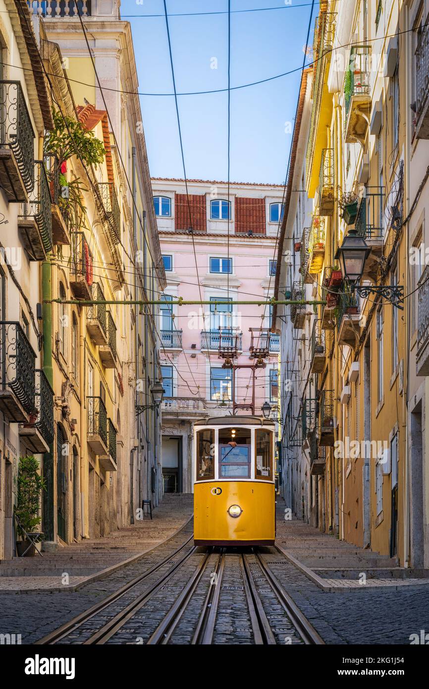 Tramway jaune historique dans une rue escarpée de Lisbonne, Portugal Banque D'Images