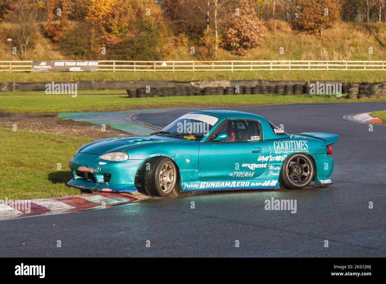 Mazda MX-5 GOODTIMES Blue Custom 2002; voiture à propulsion arrière, conduite sur des pistes de dérive et virages à grande vitesse sur des routes humides lors d'une journée des trois sœurs de la dérive à Wigan, au Royaume-Uni Banque D'Images