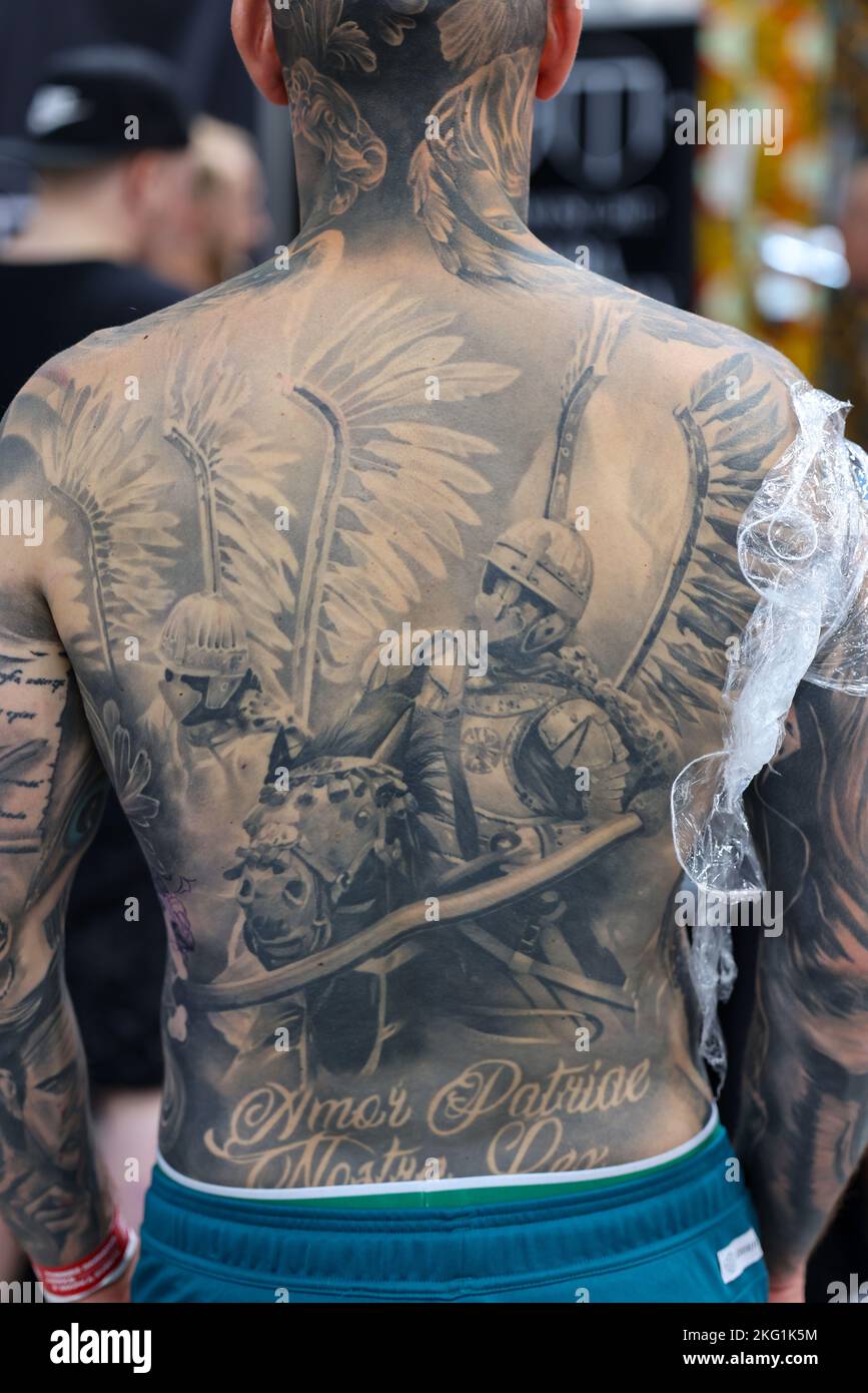 Cracovie, Pologne - 11 juin 2022 : participant non identifié à la convention 15th de la fête du tatouage à Cracovie. L'un des festivals de tatouage les plus prestigieux. Banque D'Images