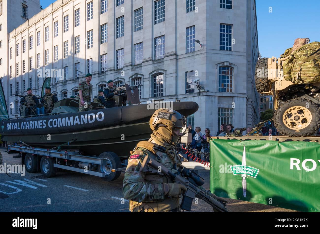 Membres des Commandos royaux de Marines en procession pour le spectacle des maires du Seigneur de 2022. Queen Victoria Street, City of London, Angleterre, Royaume-Uni Banque D'Images