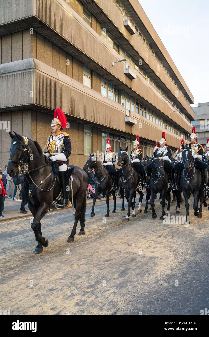 Régiment monté de cavalerie de ménage en procession pour le spectacle Lord Mayors de 2022. Queen Victoria Street, ville de Londres, Angleterre Banque D'Images