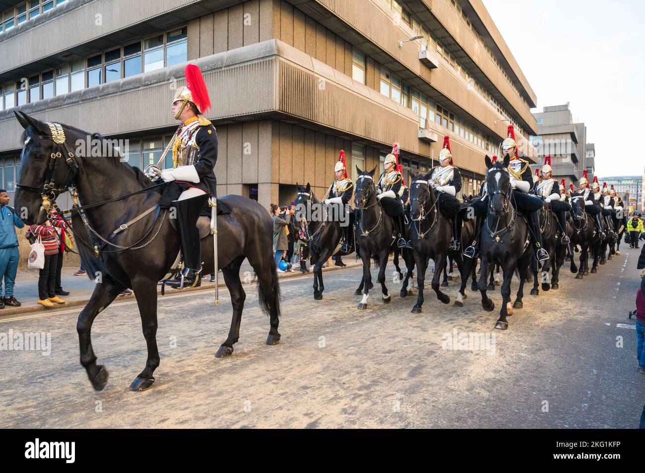 Régiment monté de cavalerie de ménage en procession pour le spectacle Lord Mayors de 2022. Queen Victoria Street, ville de Londres, Angleterre Banque D'Images