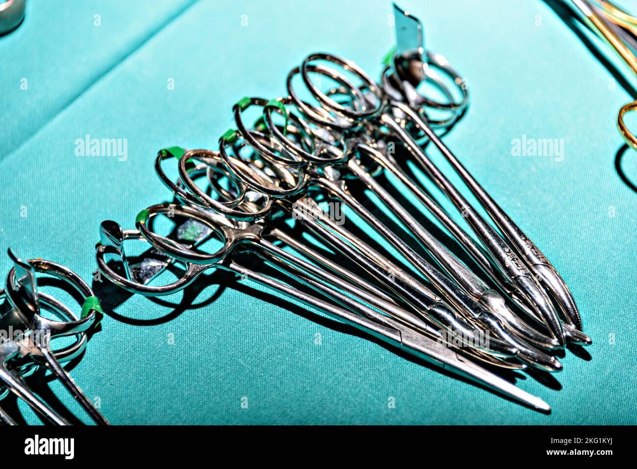 Préparer les instruments chirurgicaux pendant l'opération, ciseaux, pinces et scalpels, ciseaux droits utilisés pour couper le matériel de suture où comme ciseaux courbes f Banque D'Images Préparer les instruments chirurgicaux pendant l'opération, ciseaux, pinces et scalpels, ciseaux droits utilisés pour couper le matériel de suture où comme ciseaux courbes f Banque D'Images