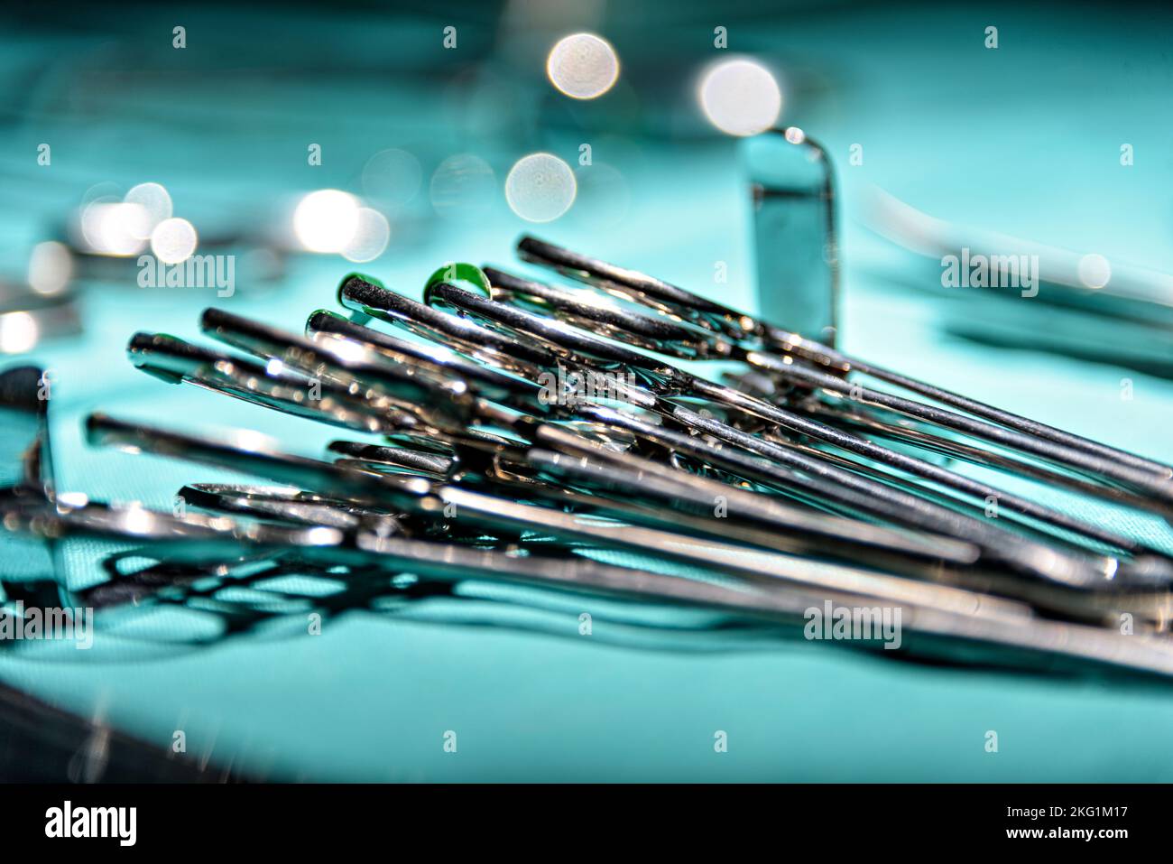 Préparer les instruments chirurgicaux pendant l'opération, ciseaux, pinces et scalpels, ciseaux droits utilisés pour couper le matériel de suture où comme ciseaux courbes f Banque D'Images Préparer les instruments chirurgicaux pendant l'opération, ciseaux, pinces et scalpels, ciseaux droits utilisés pour couper le matériel de suture où comme ciseaux courbes f Banque D'Images