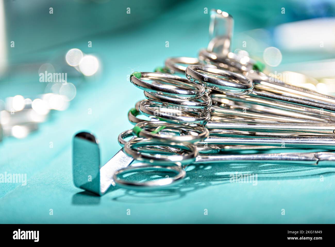 Préparer les instruments chirurgicaux pendant l'opération, ciseaux, pinces et scalpels, ciseaux droits utilisés pour couper le matériel de suture où comme ciseaux courbes Banque D'Images Préparer les instruments chirurgicaux pendant l'opération, ciseaux, pinces et scalpels, ciseaux droits utilisés pour couper le matériel de suture où comme ciseaux courbes Banque D'Images