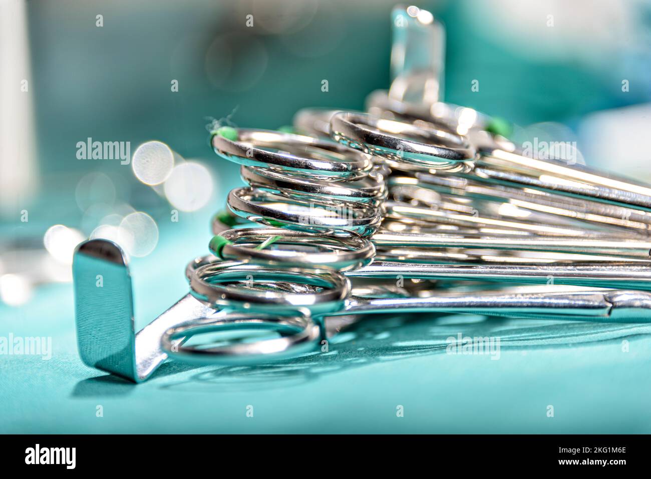 Équipement chirurgical et dispositifs médicaux dans la salle d'opération. Ciseaux stériles et autres instruments médicaux. Banque D'Images