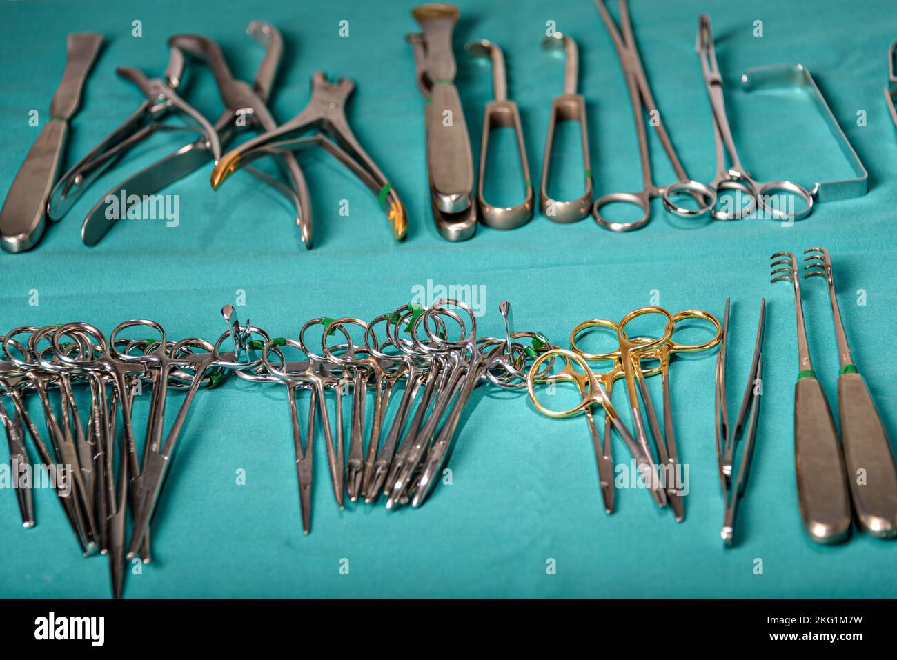 Préparer les instruments chirurgicaux pendant l'opération, ciseaux, pinces et scalpels, ciseaux droits utilisés pour couper le matériel de suture où comme ciseaux courbes Banque D'Images