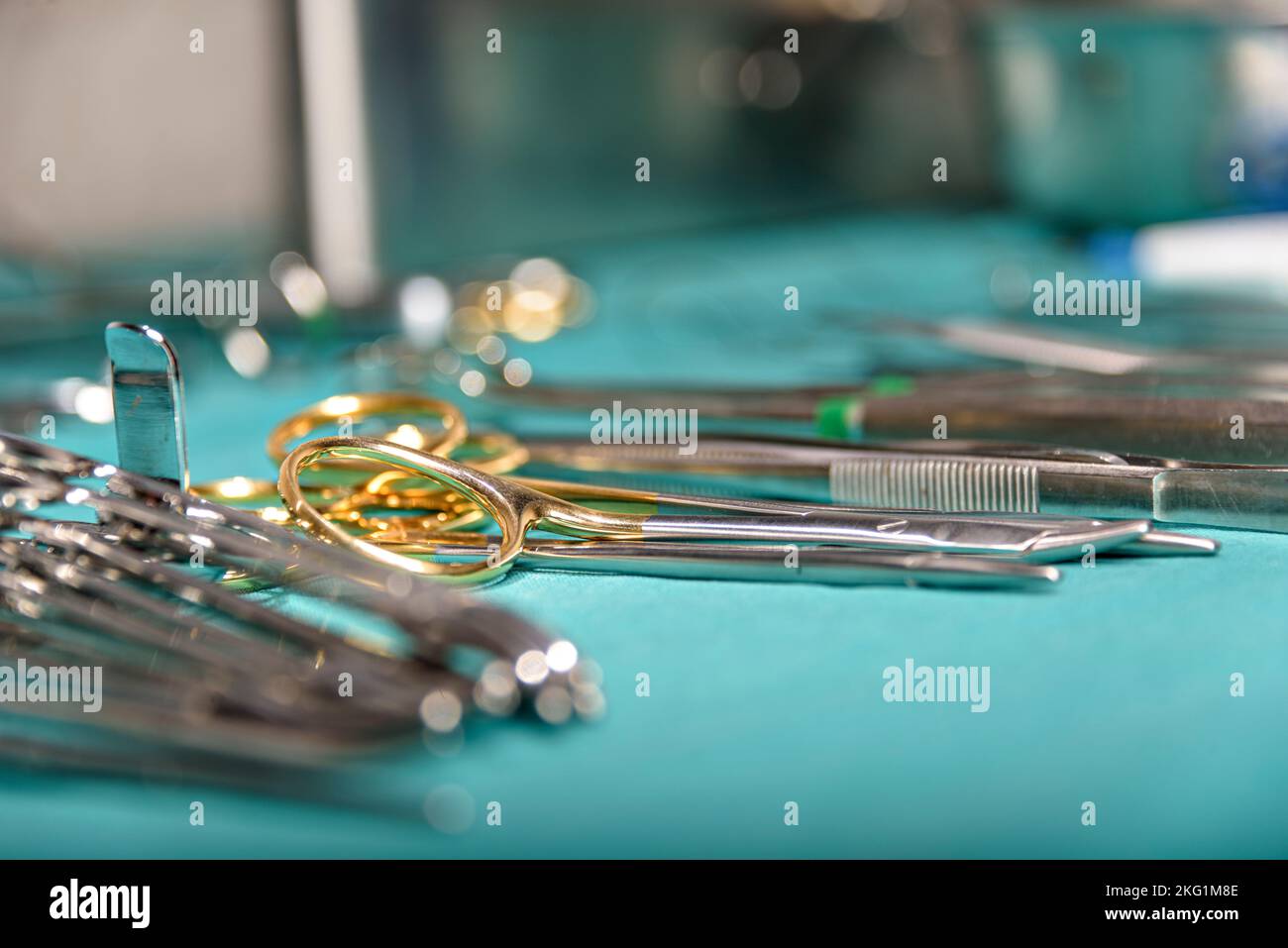 Préparer les instruments chirurgicaux pendant l'opération, ciseaux, pinces et scalpels, ciseaux droits utilisés pour couper le matériel de suture où comme ciseaux courbes Banque D'Images