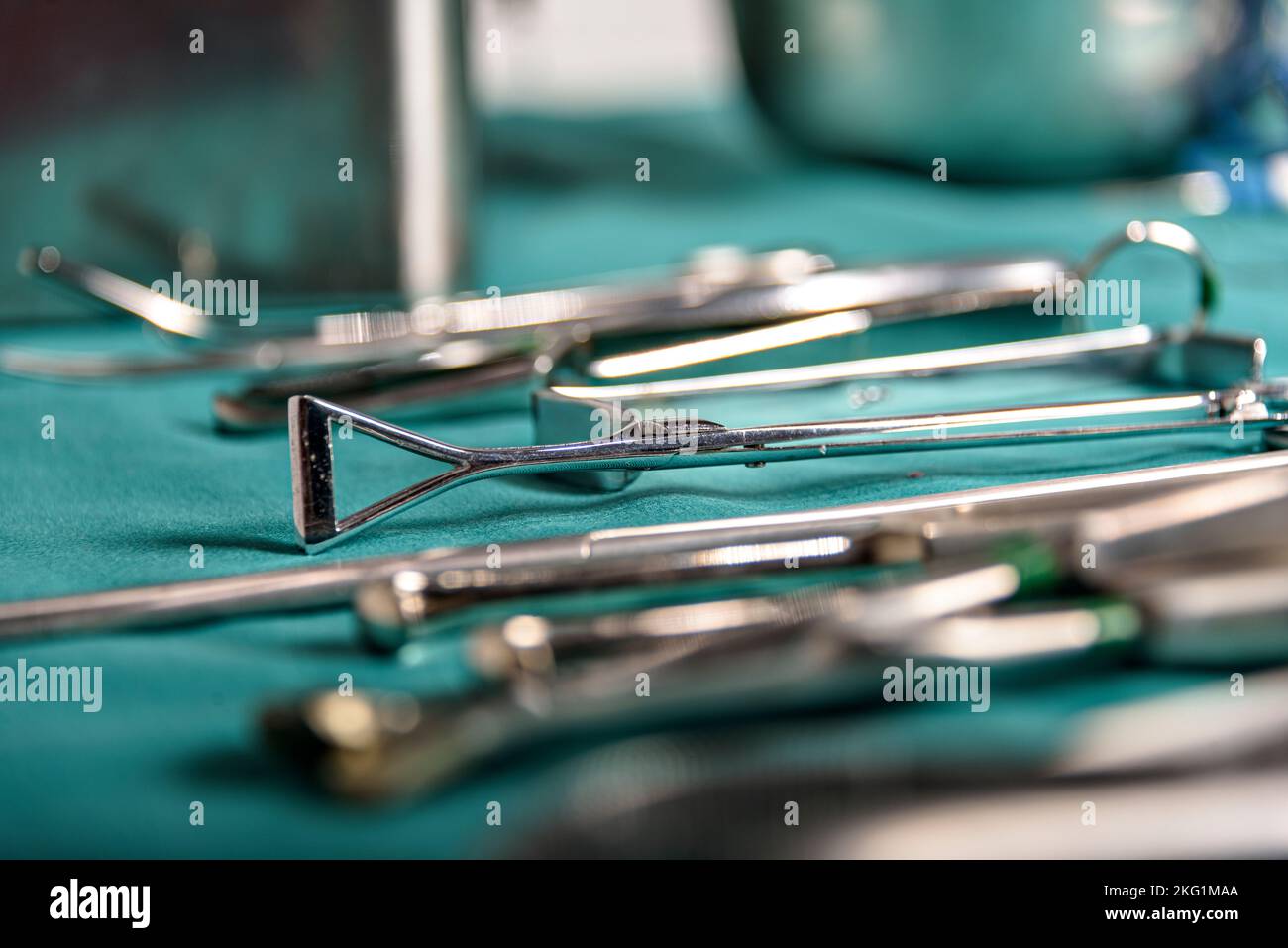 Équipement chirurgical et dispositifs médicaux dans la salle d'opération. Ciseaux stériles et autres instruments médicaux. Banque D'Images