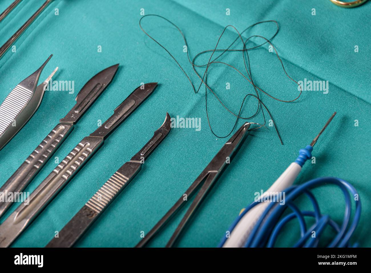 Équipement chirurgical et dispositifs médicaux dans la salle d'opération. Ciseaux stériles et autres instruments médicaux. Banque D'Images