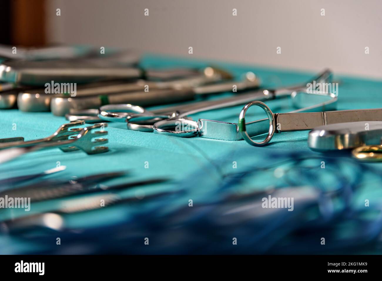 Équipement chirurgical et dispositifs médicaux dans la salle d'opération. Ciseaux stériles et autres instruments médicaux. Banque D'Images