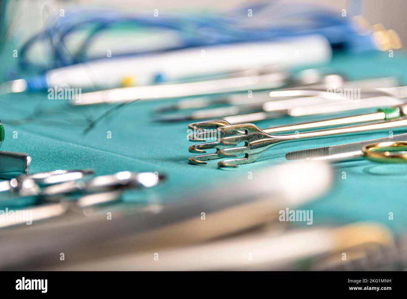 Préparer les instruments chirurgicaux pendant l'opération, ciseaux, pinces et scalpels, ciseaux droits utilisés pour couper le matériel de suture où comme ciseaux courbes Banque D'Images Préparer les instruments chirurgicaux pendant l'opération, ciseaux, pinces et scalpels, ciseaux droits utilisés pour couper le matériel de suture où comme ciseaux courbes Banque D'Images