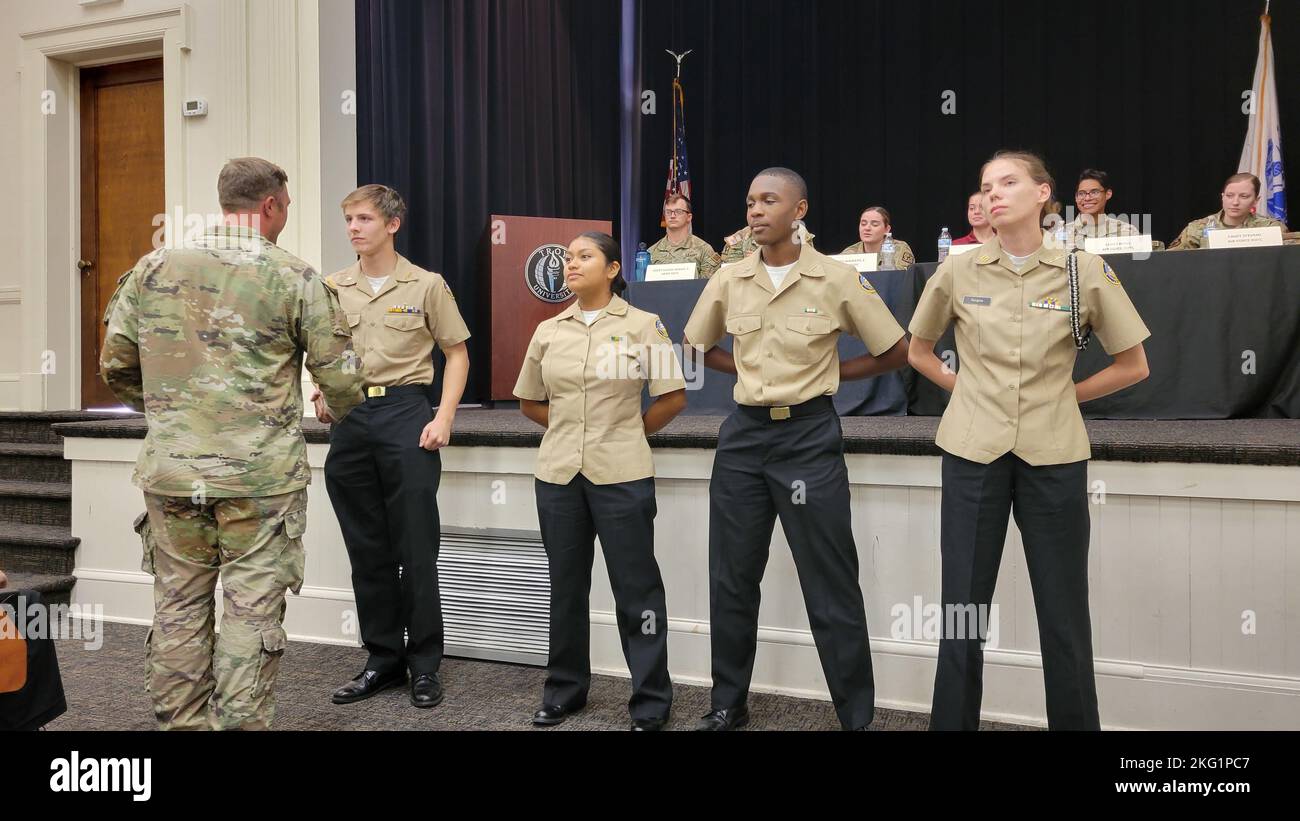 221024-N-LY580-1009 TROY, Alabama (oct 24, 2022) Sgt. 1st classe Mark J. Moors IV, instructeur de sciences militaires, Troy University Army ROTC, à gauche, présente des pièces de commande aux Cadets du corps d'entraînement des officiers de la Réserve juniors de la Marine de Benjamin Russell, à gauche-droite, Brennen Luke, Moncerrat Santiago, Da'Marious McNeal et Courtney Burgess pour leur performance exceptionnelle pendant l'épreuve physique d'automne. Banque D'Images