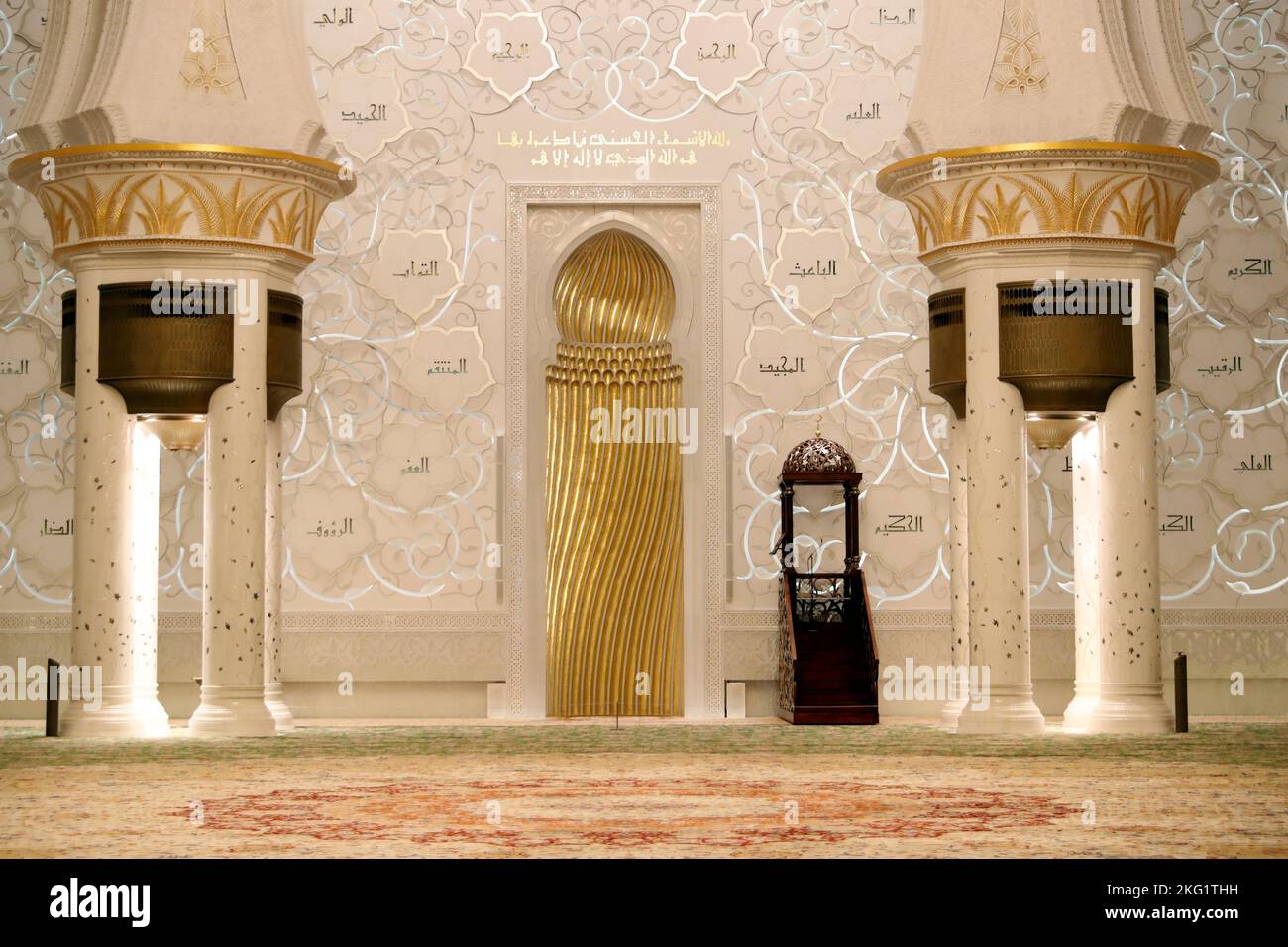 Salle de prière principale. Grande mosquée Sheikh Zayed. Minbar et Mihrab. Abou Dhabi. Émirats arabes Unis. Banque D'Images