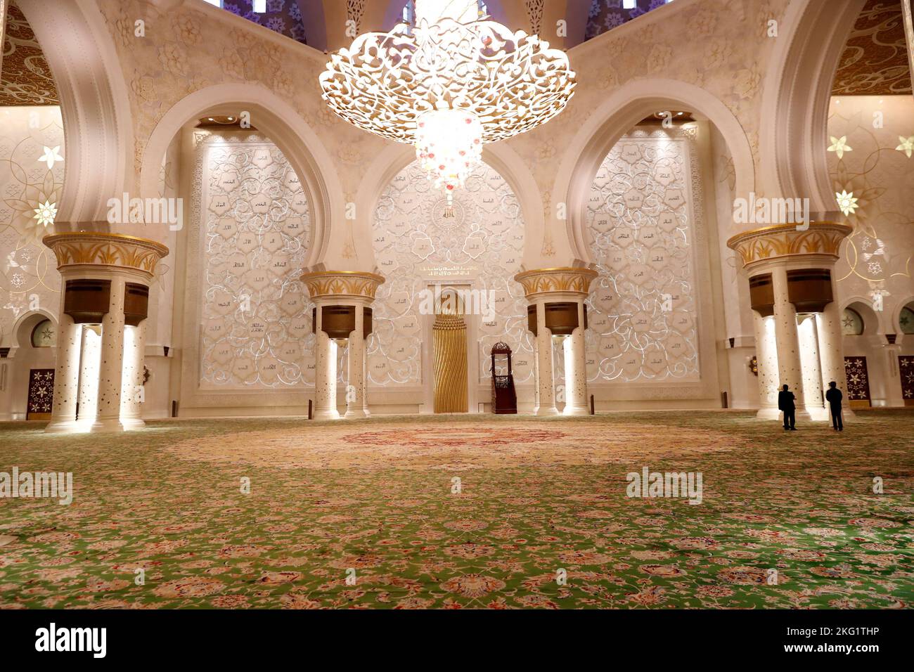 Salle de prière principale. Grande mosquée Sheikh Zayed. Minbar et Mihrab. Abou Dhabi. Émirats arabes Unis. Banque D'Images
