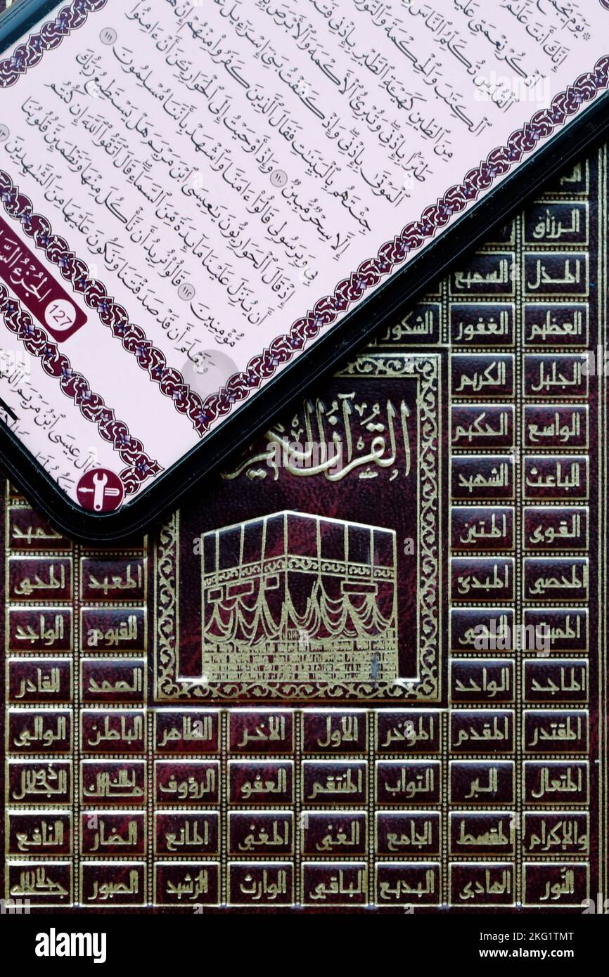 Coran numérique sur une tablette et Coran traditionnel sur papier. Banque D'Images