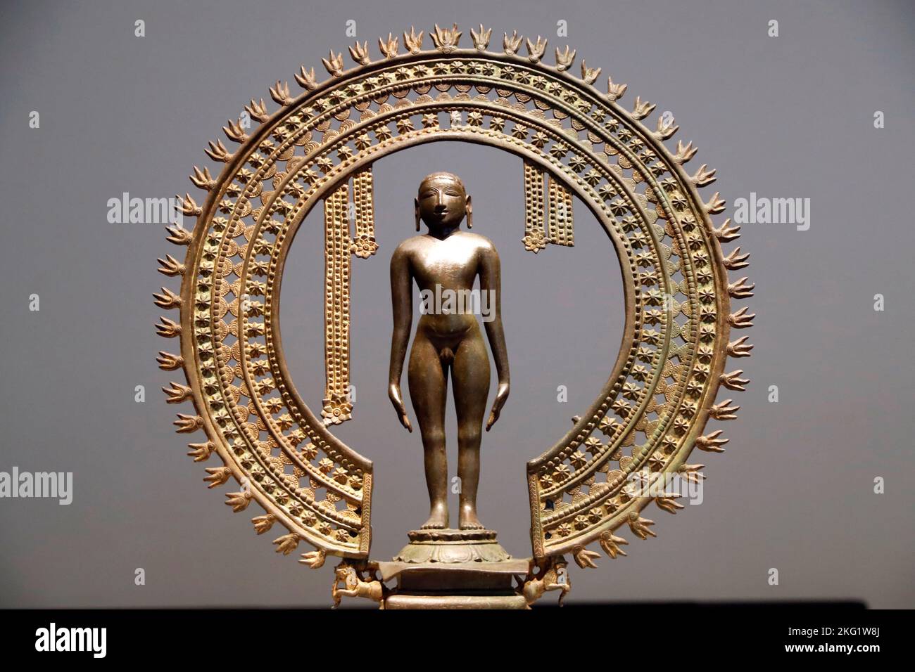 Louvre Musée de l'art et de la civilisation d'Abu Dhabi. Jina debout. Bronze. Inde, Tamil Nadu 1000-1100. Émirats arabes Unis. Banque D'Images