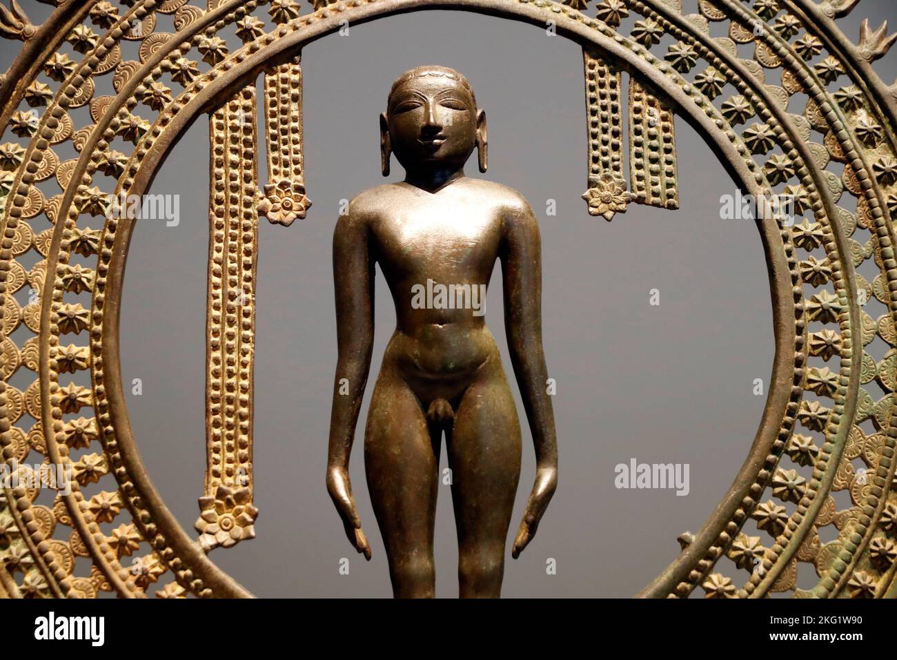 Louvre Musée de l'art et de la civilisation d'Abu Dhabi. Jina debout. Bronze. Inde, Tamil Nadu 1000-1100. Émirats arabes Unis. Banque D'Images
