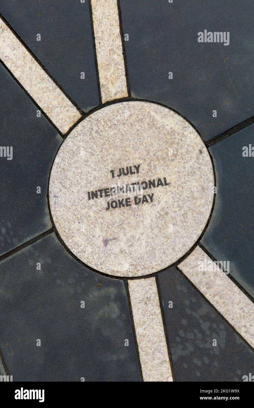 1 juillet International Joke Day pilier à Milton Keynes, Buckinghamshire, Royaume-Uni en septembre Banque D'Images