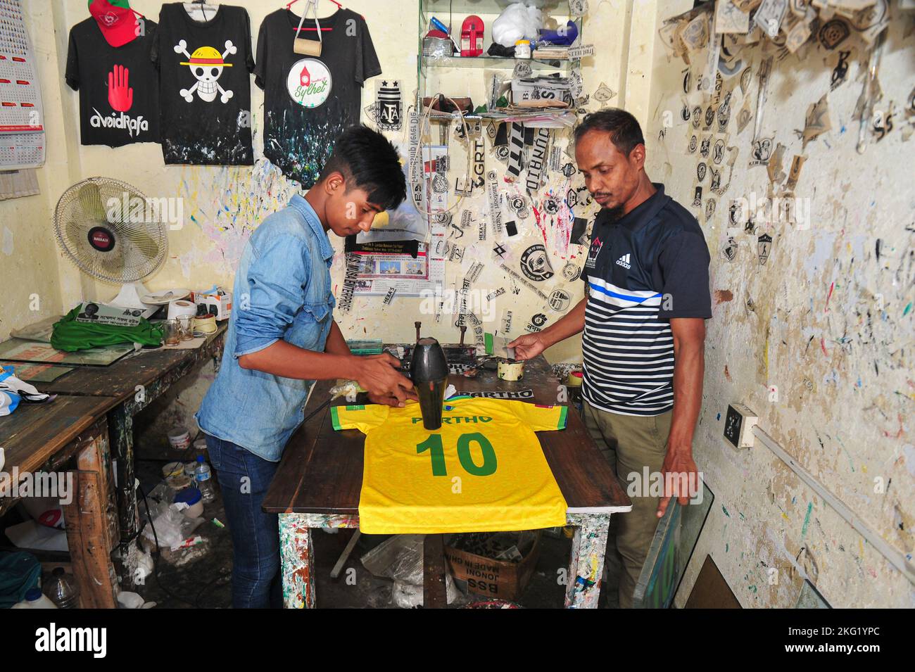 20 novembre 2022 à Sylhet, Bangladesh : un imprimeur bangladais fabrique un maillot de football dans son atelier de travail à Zindabazar de Sylhet, au Bangladesh, pendant la saison de la coupe du monde de la FIFA 2022. Sur 20 novembre , 2022 à Sylhet, Bangladesh (photo de MD Rafayat Haque Khan/ Groupe Eyepix) Banque D'Images