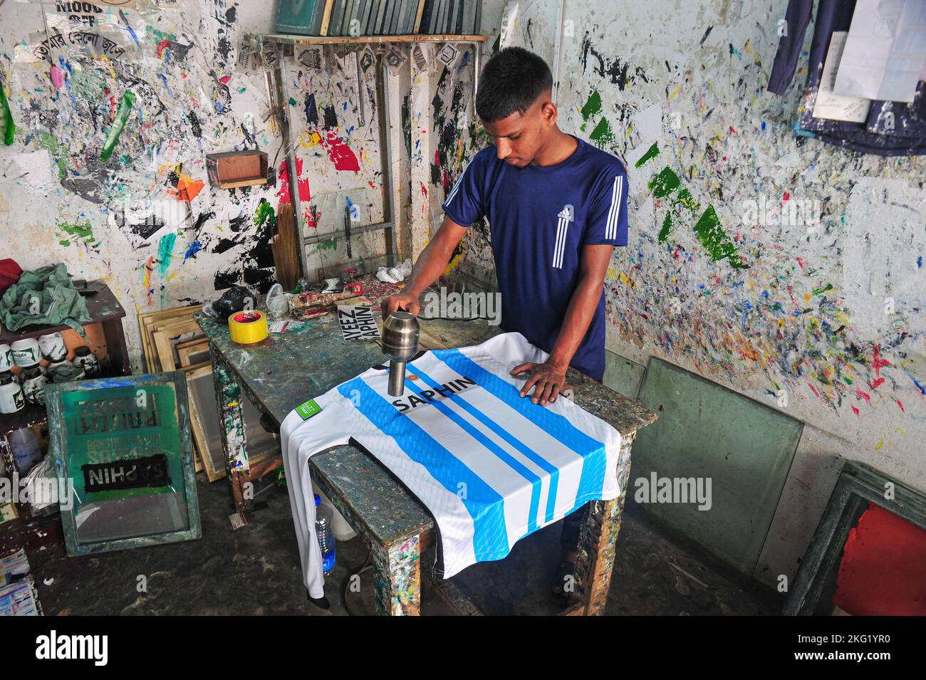 20 novembre 2022 à Sylhet, Bangladesh : un imprimeur bangladais fabrique un maillot de football dans son atelier de travail à Zindabazar de Sylhet, au Bangladesh, pendant la saison de la coupe du monde de la FIFA 2022. Sur 20 novembre , 2022 à Sylhet, Bangladesh (photo de MD Rafayat Haque Khan/ Groupe Eyepix) Banque D'Images