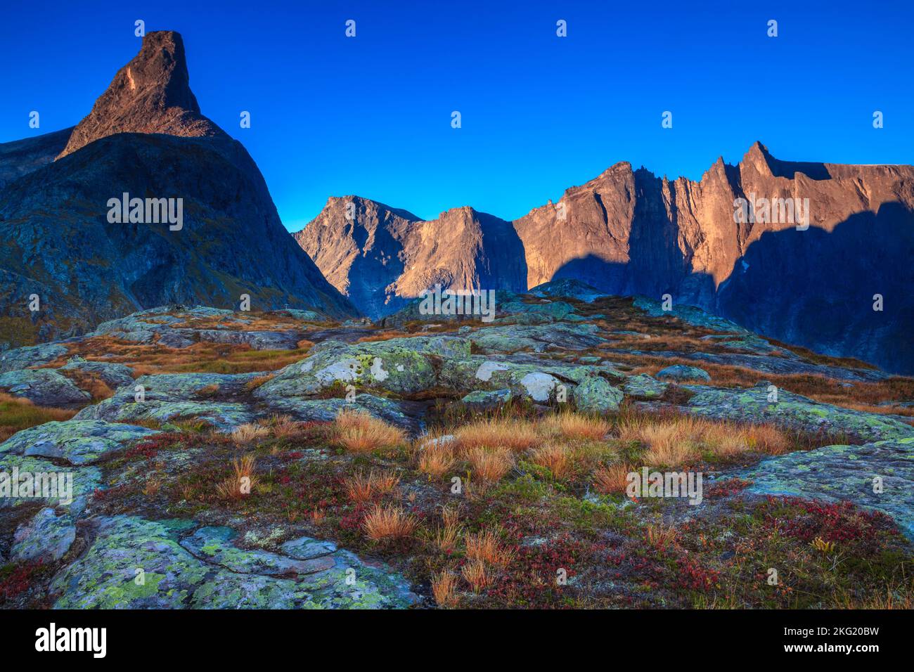 Couleurs d'automne, ciel bleu, et lumière du soleil du matin sur le paysage spectaculaire dans la vallée de Romsdalen, Rauma kommune, Møre og Romsdal, Norvège. Banque D'Images